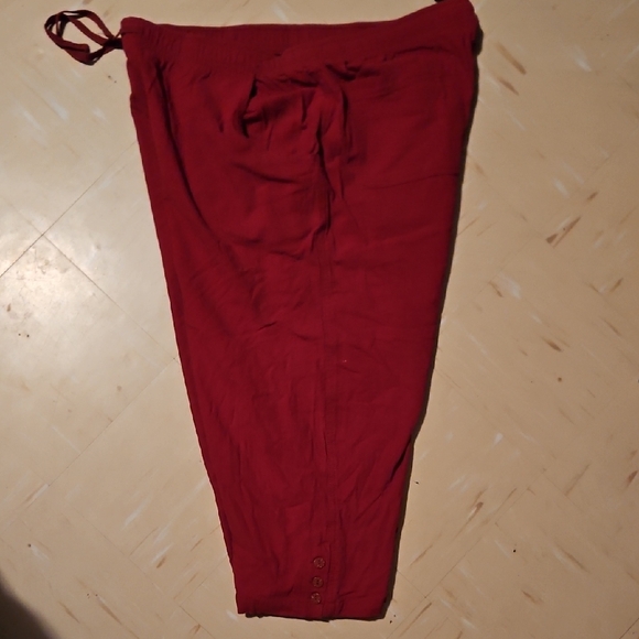 Red Capri - Picture 3 of 6